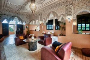 阿加迪尔Dafa Splendide Riad Agadir résidentiel 8 or 9 Px的大厅配有沙发和桌子,位于客房内