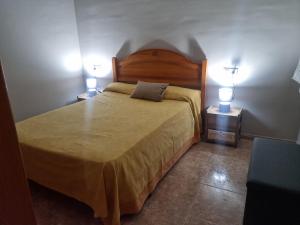 贝尼卡洛San Ramón centro Benicarló的一间卧室配有一张带2个床头柜的大床