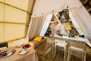 波雷奇Mobile Homes Camping Santa Marina, Lanterna的一间设有厨房和客厅的客房