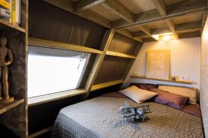 波雷奇Mobile Homes Camping Santa Marina, Lanterna的一间卧室设有一张床和一个窗口