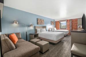 萨克拉门托Hyatt House Sacramento-Midtown的酒店客房,设有两张床和一张沙发