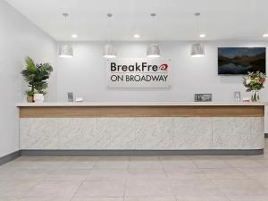 悉尼BreakFree on Broadway Sydney, an Accor Hotel的柜台上方宽道上读早餐的标语