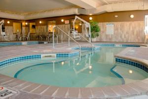 格兰福克Grand Forks Lodge and Suites的和酒店同住一间酒店客房内的大型游泳池