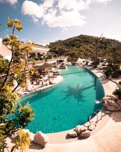 纳格泽梅纳伊维萨泽梅纳牧场酒店的度假村的游泳池