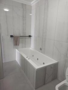 拉莫西504 Coral Reef的白色的浴室设有浴缸和卫生间。