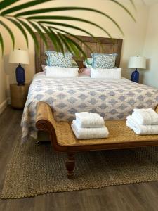 霍舍姆圣斐德The Pelican Room-converted Cart Lodge near airport的一间卧室配有一张大床和毛巾