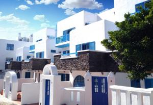 鹅銮鼻垦丁伯利恒民宿的前面有一扇蓝色门的白色建筑