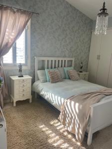 皮斯索里Pissouri Villa Miramar的卧室配有白色的床和窗户。