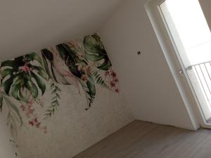 巴多利诺Hotel Orchidea的墙上装饰有花卉壁画的房间