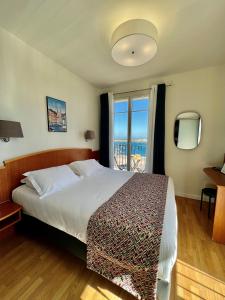巴斯蒂亚Hôtel Posta Vecchia的一间卧室设有一张床,享有海景