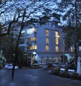 孟买Hotel Diplomat, Colaba的停车场里灯火通明的建筑物