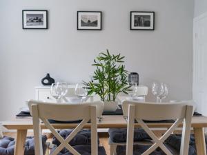 ChoppingtonEast House - Inviting 3 Bed Stakeford的一间带木桌和椅子的用餐室