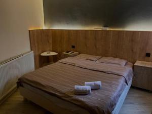 普里什蒂纳Hotel Lido的一间卧室配有一张大床和两条毛巾