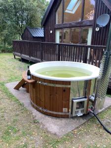 Dallavich奥赛湖景山林小屋的房屋外的大型热水浴池