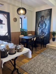 巴斯蒂亚Hôtel Posta Vecchia的配有桌子和士兵绘画的用餐室