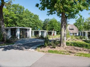 贝克贝亨TopParken - Recreatiepark Beekbergen的一排带有树的单元式房屋