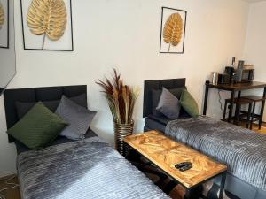 杜塞尔多夫Offline 51 City Apartments的客厅配有两张沙发和一张桌子