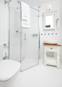 波兰尼卡-兹德鲁伊波兰尼卡别墅的带淋浴和盥洗盆的白色浴室
