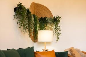 利兹Peaceful Returns - 2 Bed House Near Roundhay Park的墙上挂着一盏灯和一棵植物的桌子