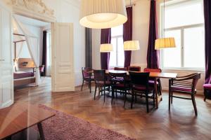 维也纳霍尔曼贝勒塔格设计精品酒店的一间带桌椅的用餐室