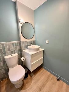 凯恩Isis - SILS的浴室配有白色卫生间和盥洗盆。