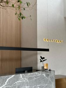 乔治市The Gallivant Hotel的大堂设有大理石柜台和标志