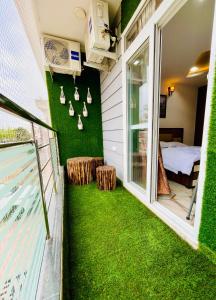 斋浦尔3BHK Airport Vista Apartment - Entire Apartment的一个带绿草的小阳台和一间卧室
