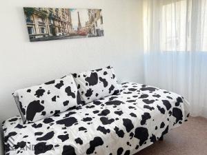 耶克拉Apartamento Pandora的一张配有黑白牛印花床单的床