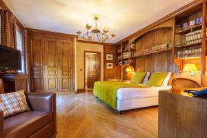 卢森堡安奈斯花园酒店的一间卧室配有一张床和一张沙发