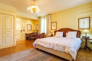 卢森堡安奈斯花园酒店的一间卧室配有一张床和一个吊灯