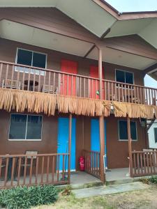 刁曼岛Tiongman Scubadive & Lodge的带阳台的房屋