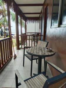 刁曼岛Tiongman Scubadive & Lodge的门廊上的桌椅和桌子