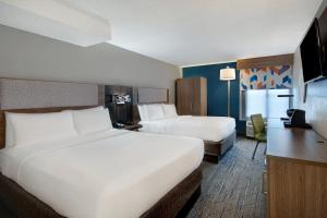 罗切斯特罗彻斯特智选假日酒店 - 大学区的酒店客房配有两张床和一张书桌