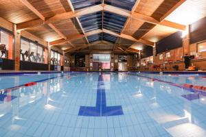 曼彻斯特水边酒店和休闲俱乐部的大楼内的大型游泳池