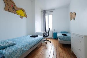波尔多Maison spacieuse avec Jardin et Garage的一间卧室配有一张床、一张书桌和一张书桌