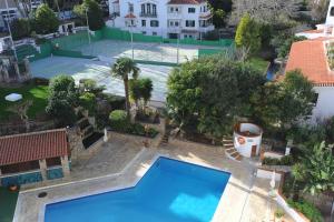 埃斯托利尔Clube do Lago Hotel的享有别墅内游泳池的顶部景致
