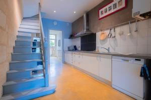 波尔多Maison spacieuse avec Jardin et Garage的一间位于客房中间的带楼梯的厨房