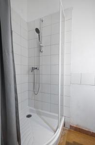 波尔多Maison spacieuse avec Jardin et Garage的白色的浴室设有淋浴和浴缸