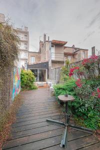 波尔多Maison spacieuse avec Jardin et Garage的木人行道,带长凳和桌子