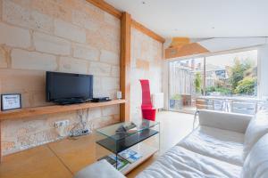 波尔多Maison spacieuse avec Jardin et Garage的带沙发和电视的客厅