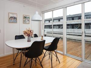 埃贝尔托夫特Holiday home Ebeltoft CCXVII的一间带桌椅和大窗户的用餐室