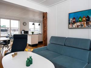 埃贝尔托夫特Holiday home Ebeltoft CCXVII的客厅配有沙发和桌子