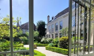 布鲁日Heerlijke Studio in centrum van Brugge的开放式窗户,俯瞰着花园