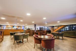 曼彻斯特水边酒店和休闲俱乐部的一间带桌椅的餐厅,以及楼梯