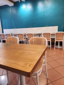 马六甲马六甲绅士客栈的一间会议室,配有木桌和椅子