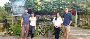 TomohonTalaga Tomohon Home Stay and Fishing Pond的一群站在花园前的人