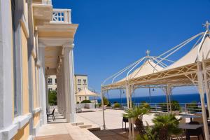 圣凯撒利亚温泉普拉兹酒店的从大楼的阳台上可欣赏到海景