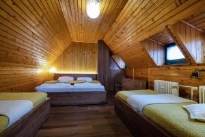 斯塔拉·里斯拉Chata Pri potoku的小木屋内带两张床的房间