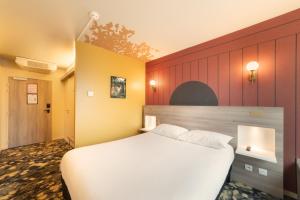 圣西尔-莱科勒ibis Styles Versailles Saint Quentin en Yvelines的卧室配有白色的床和红色的墙壁