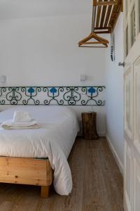 辛特拉Casota - Lusitália Eden的一间卧室配有一张床,铺有木地板
